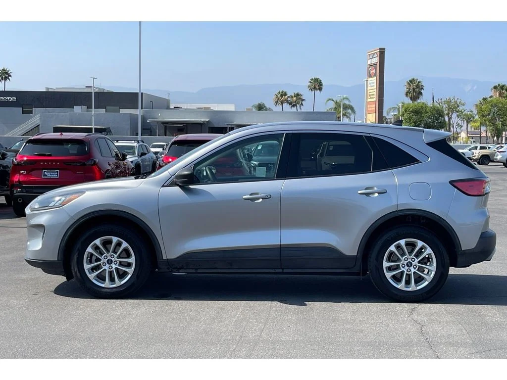 Used 2022 ICONIC SILVER Ford SE image 3