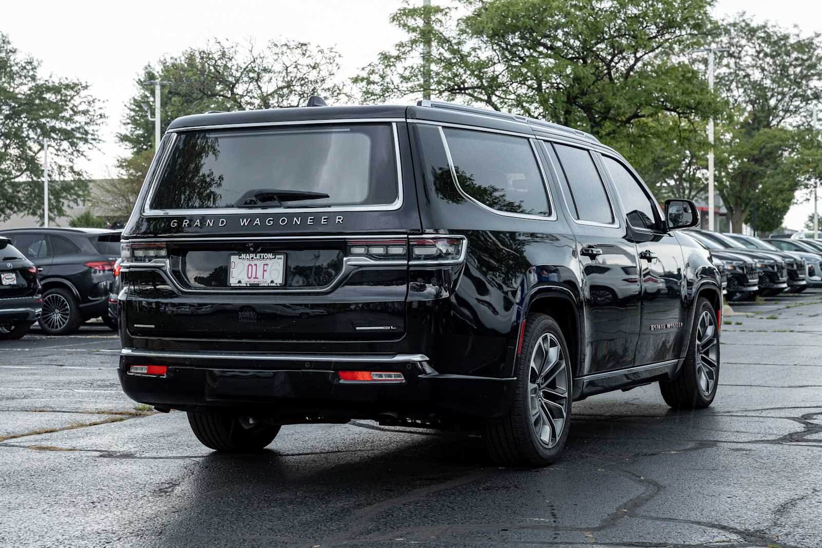 Used 2023 Diamond Black Crystal Pearlcoat Jeep Series III image 7