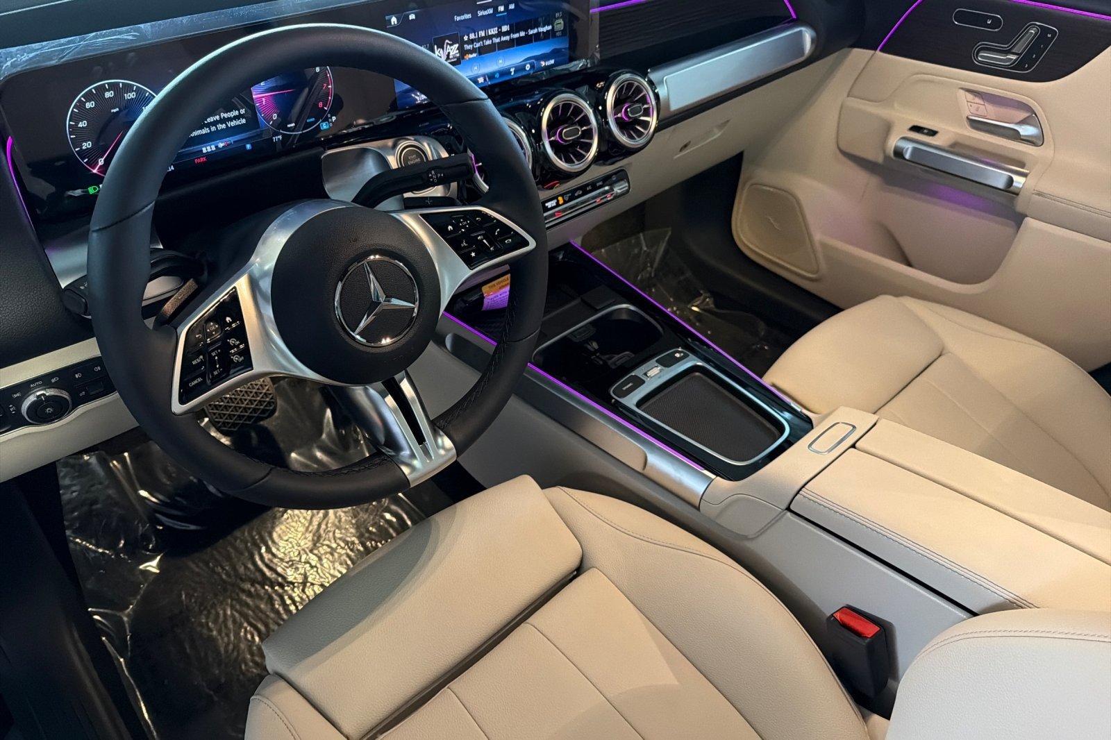 New 2026 Polar White Mercedes-Benz GLB 250 SUV image 9