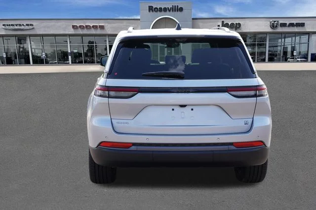 New 2026 Silver Zynith Exterior Paint Jeep Limited image 4