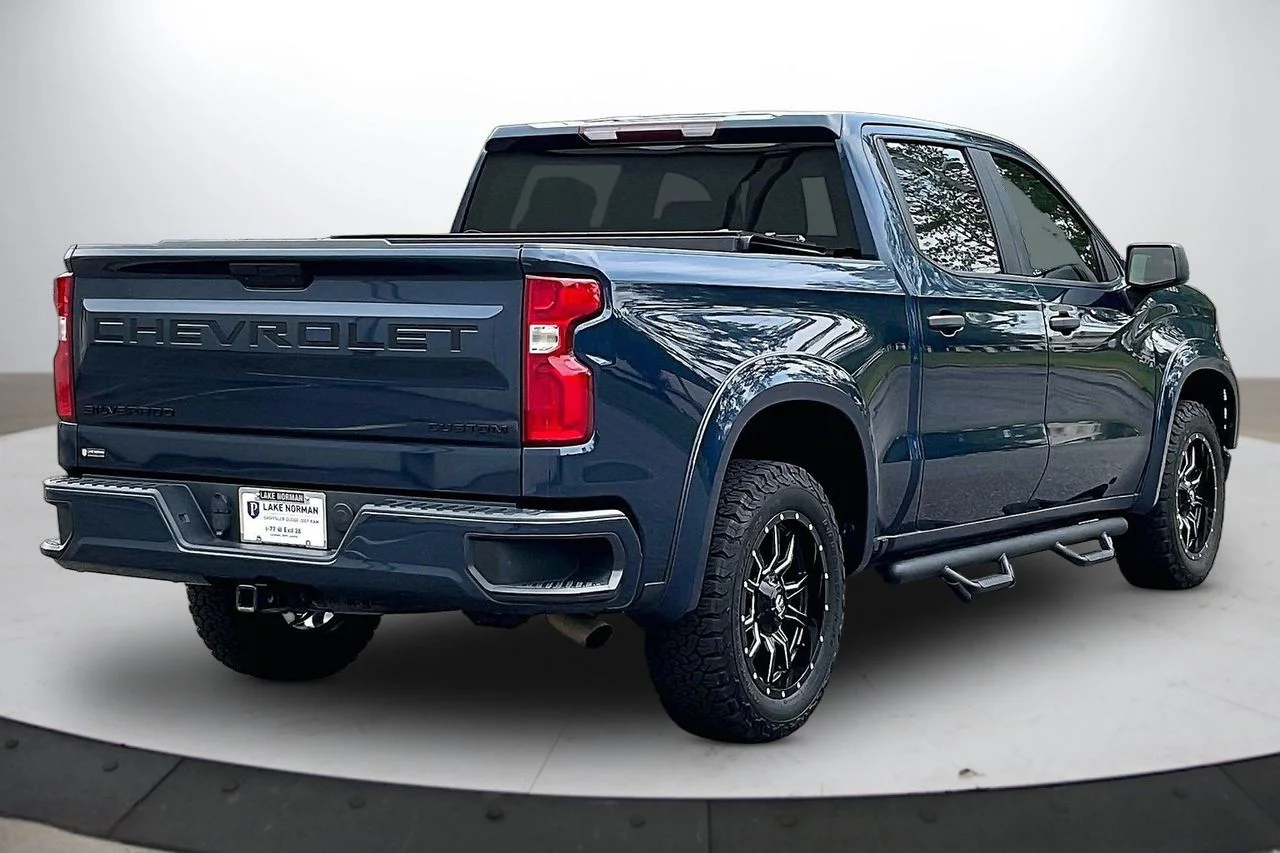 Used 2021 Blue Chevrolet Custom image 8