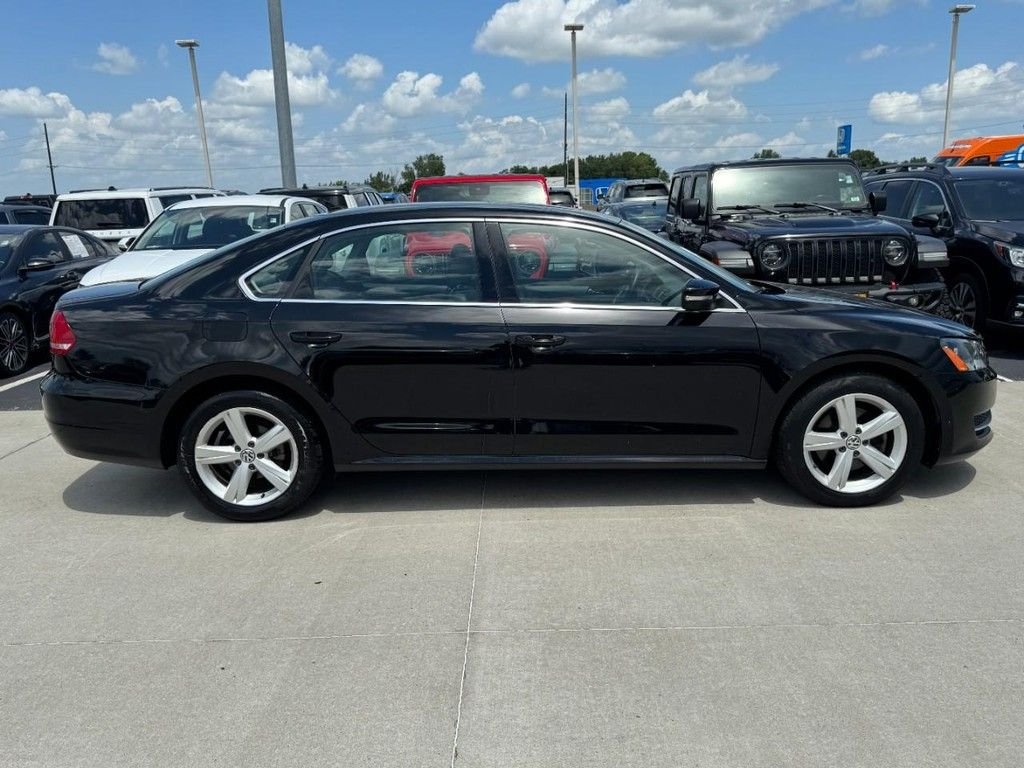 Used 2013 Black Volkswagen 2.5 SE image 2