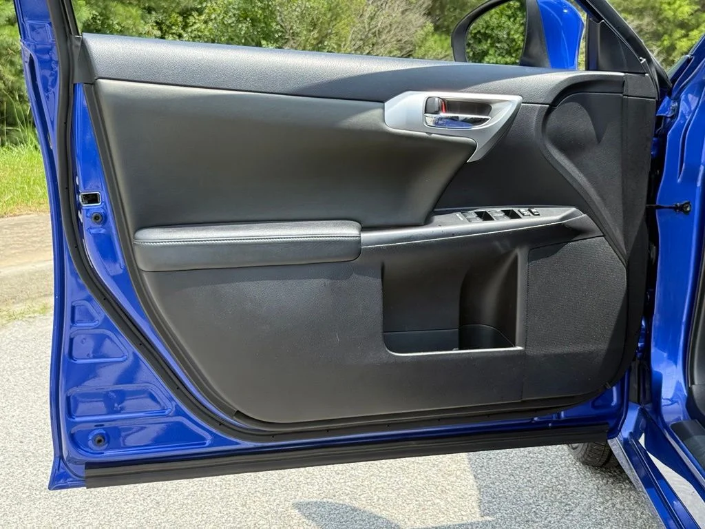 Used 2013 Blue Lexus 200h image 19