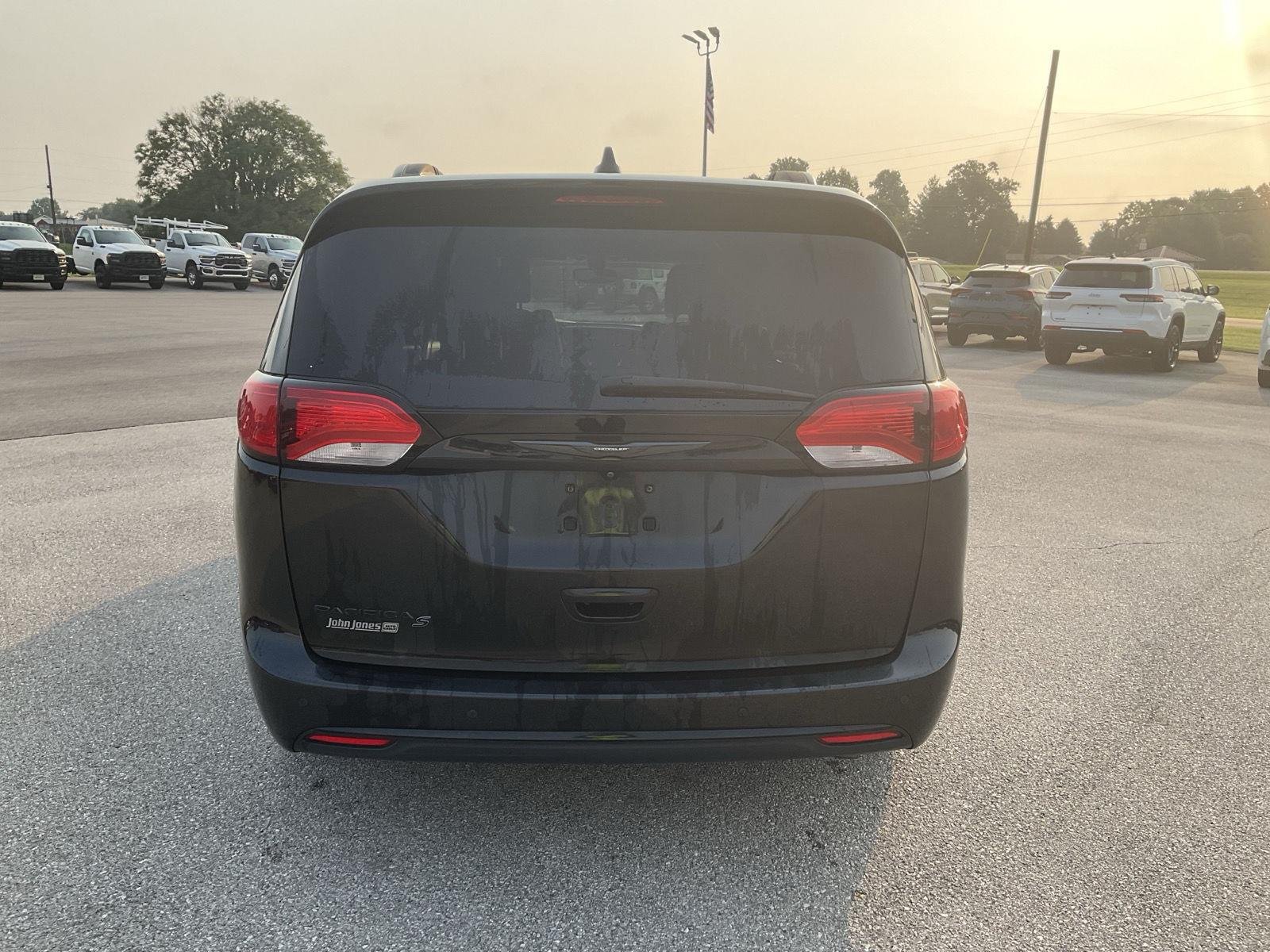 Used 2019 Brilliant Black Crystal Pearlcoat Chrysler Touring L Plus image 7