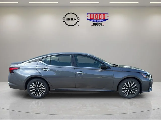 Used 2024 Gun Metallic Nissan 2.5 SV image 3