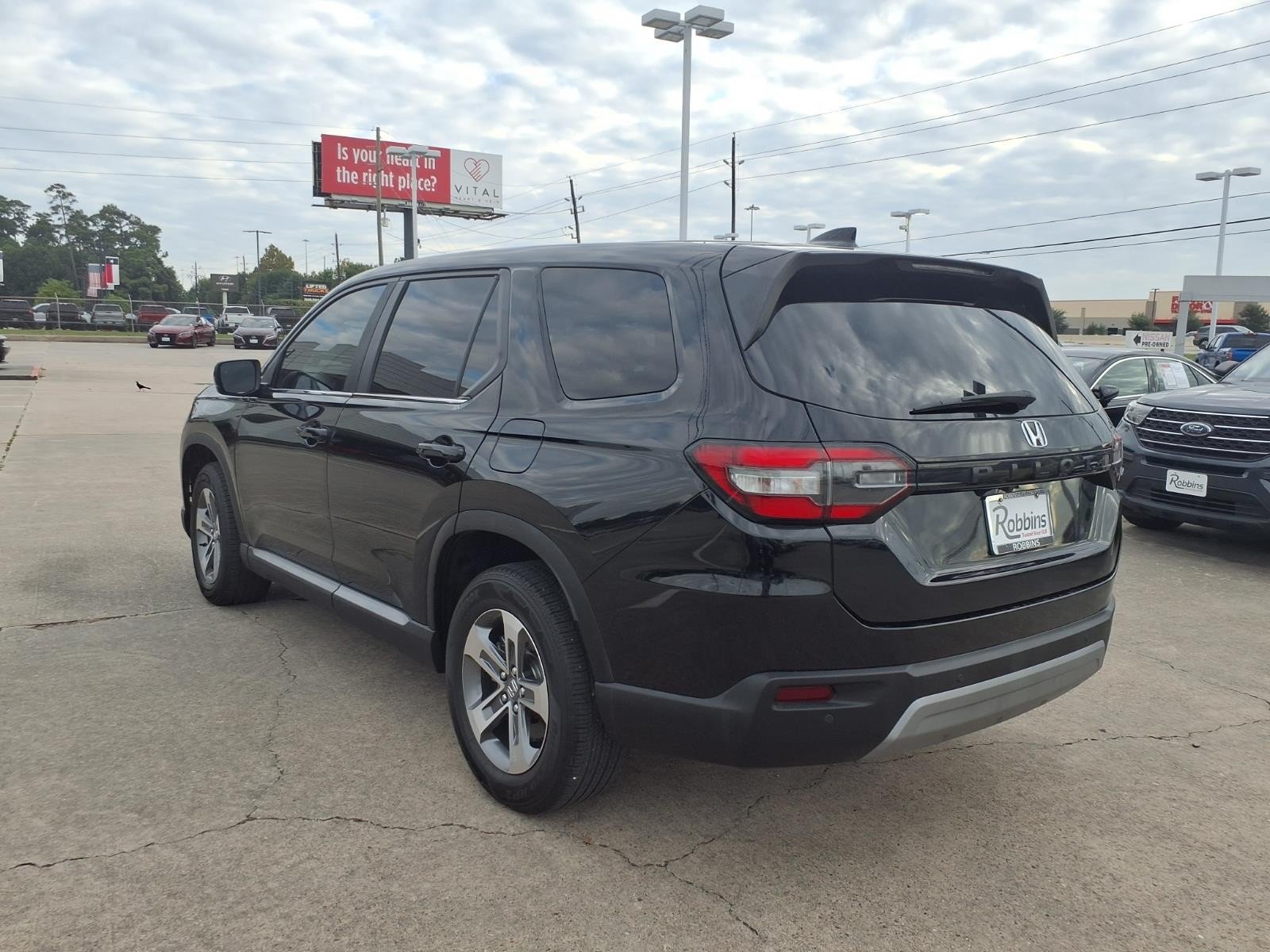 2023 Honda Pilot photo 2 of 27