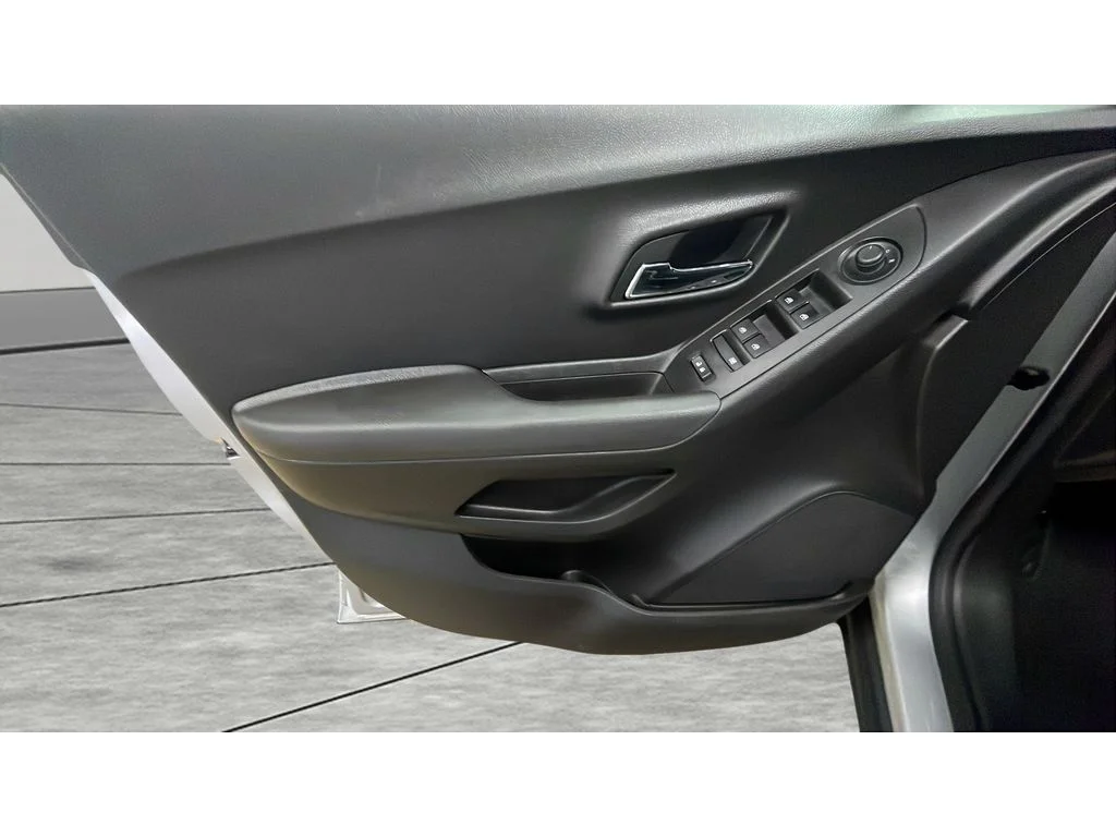 Used 2020 Silver Ice Metallic Chevrolet LT image 10