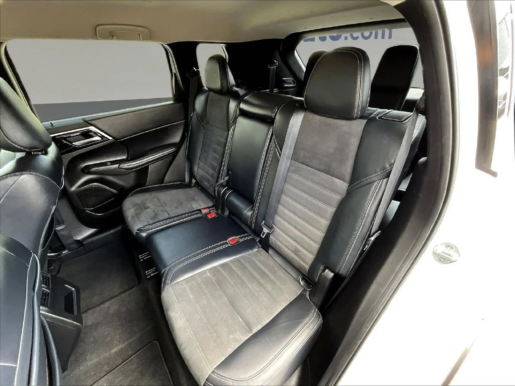 Used 2024 White Mitsubishi SE image 25