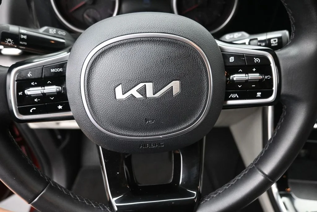 Used 2022 Red Kia EX image 19