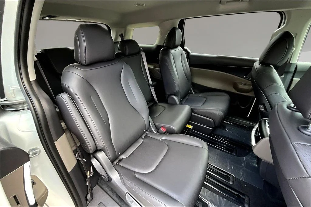 New 2026 Snow White Pearl Kia LXS image 9