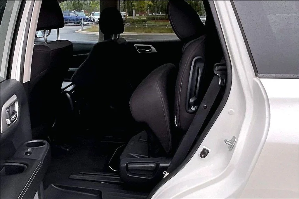 Used 2018 White Nissan SV image 29