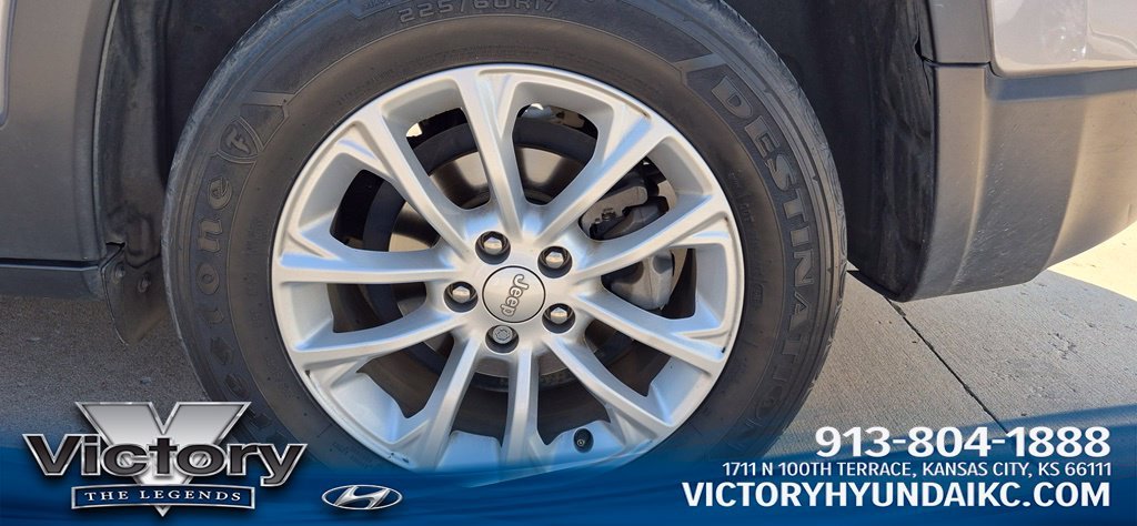 Used 2019 Silver Jeep Latitude image 12