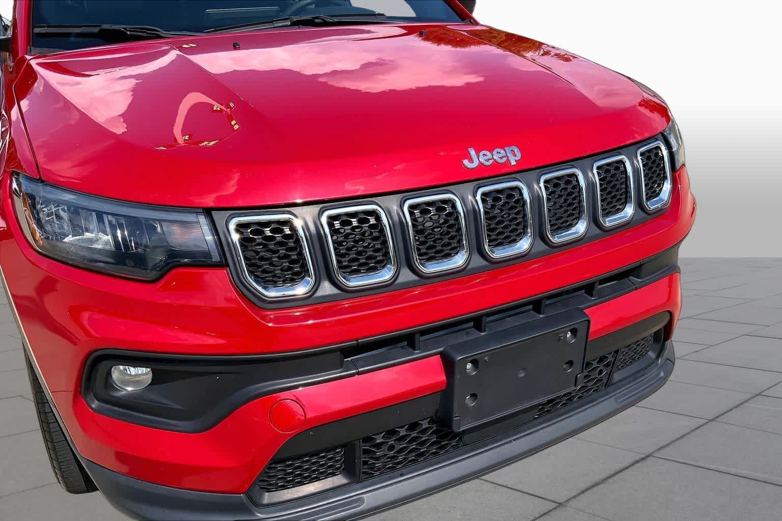 Used 2024 Red Hot Pearlcoat Jeep Latitude image 31