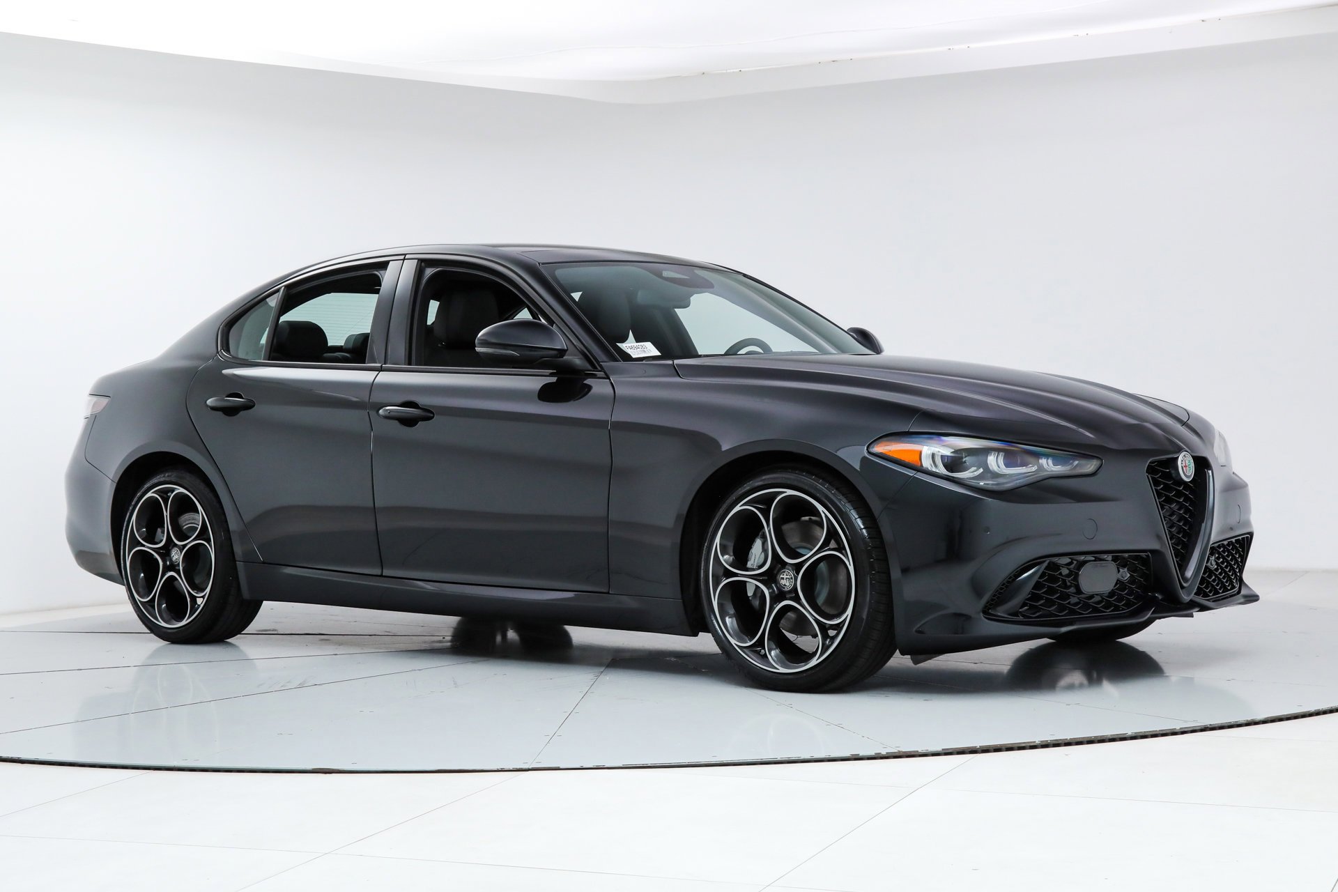 New 2025 Vulcano Black Metallic Exterior Paint Alfa Romeo  image 7