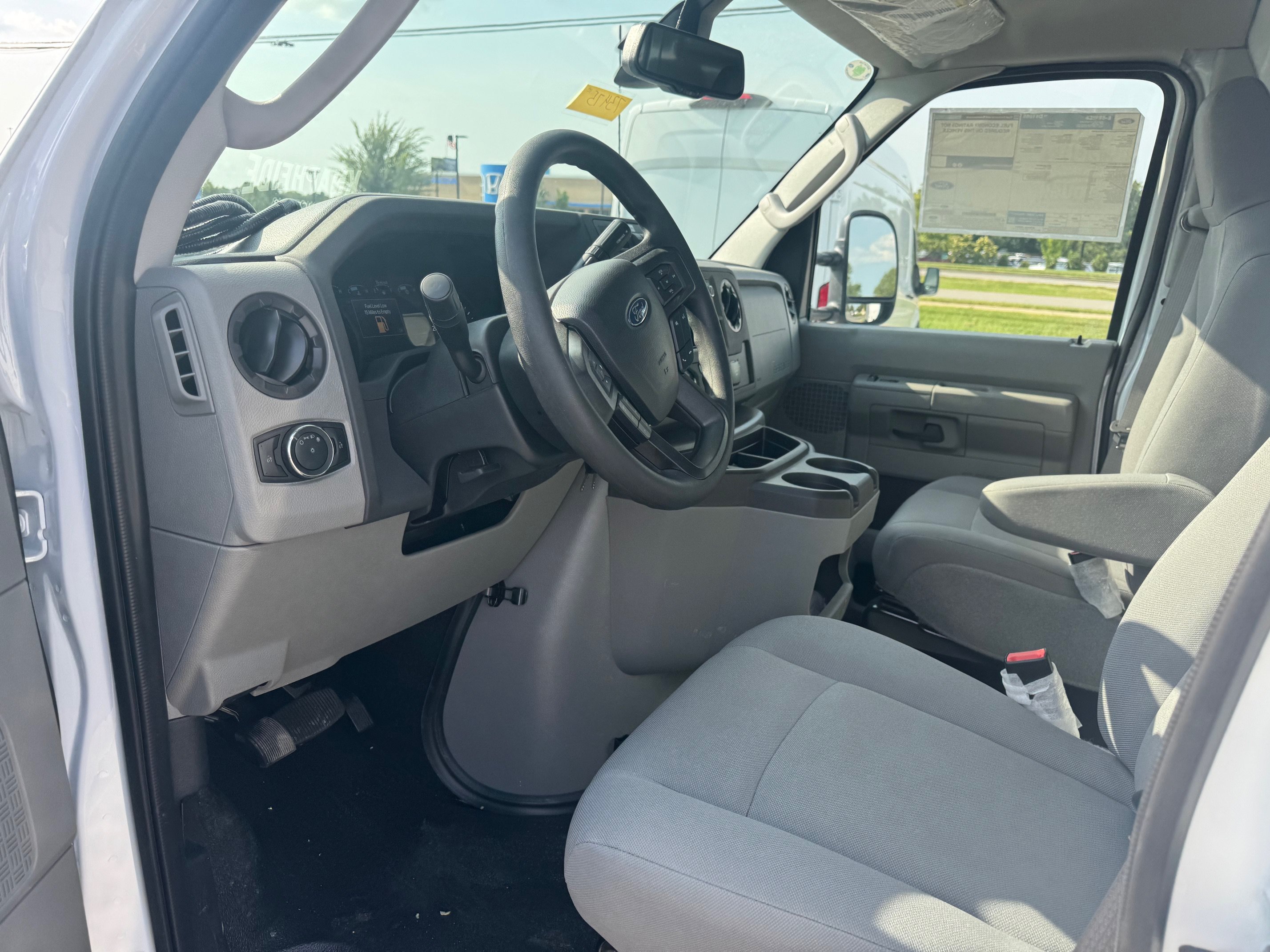 New 2026 Oxford White Ford E-350 SRW image 3