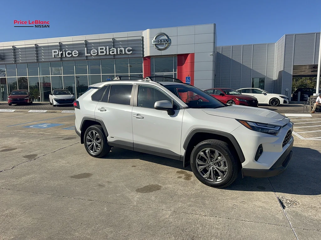 Used 2024  Toyota XLE Premium image 2