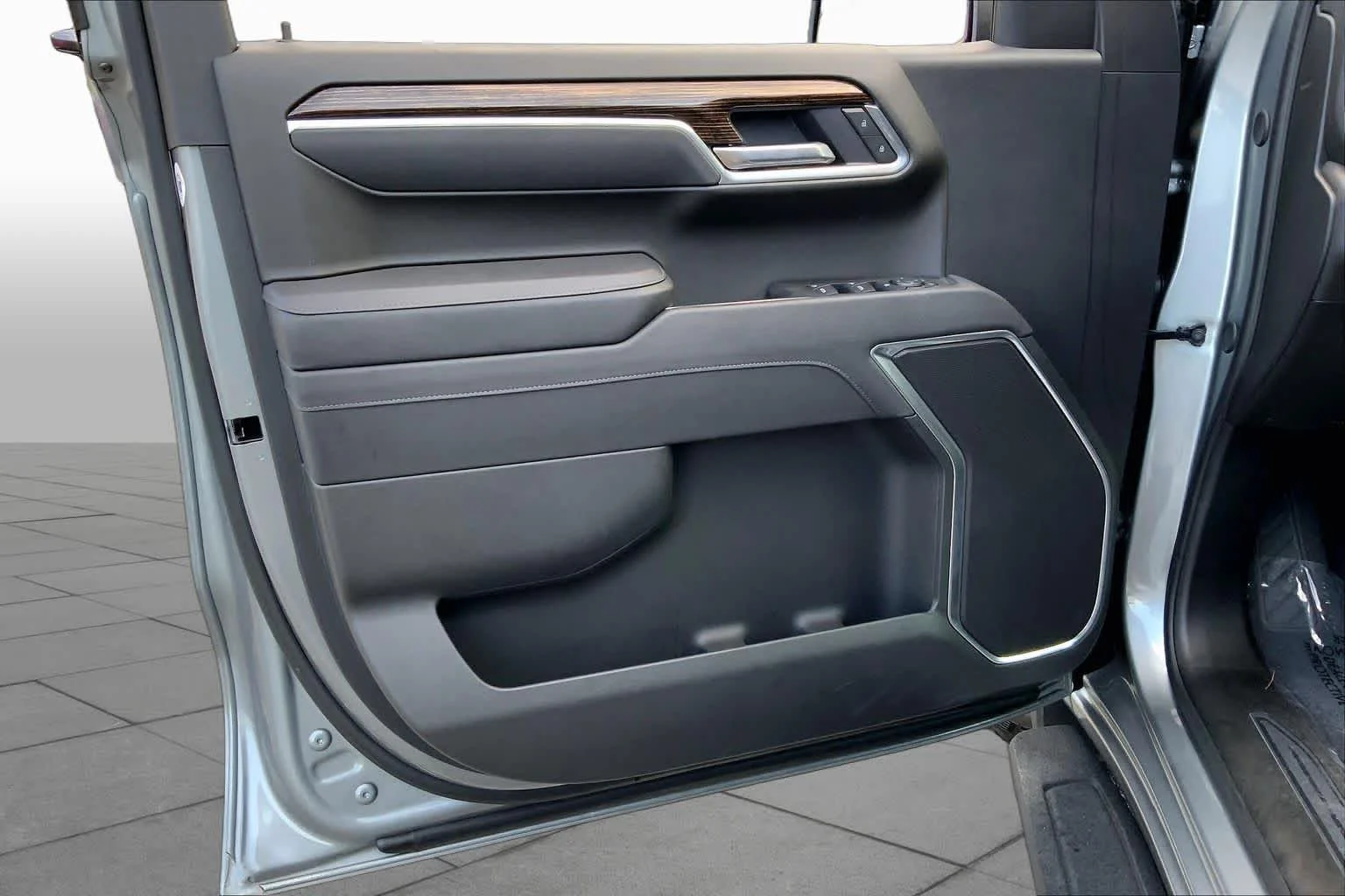 Used 2025 Sterling Metallic GMC Elevation image 19