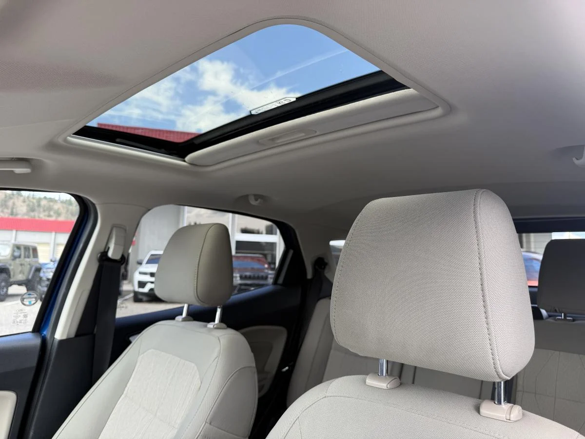 Used 2018 Blue Ford SE image 16