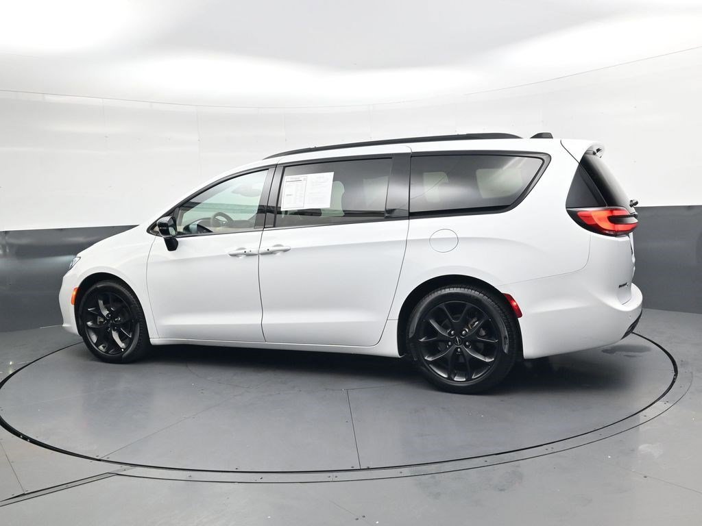 Used 2025 Bright White Clearcoat Chrysler Limited image 5
