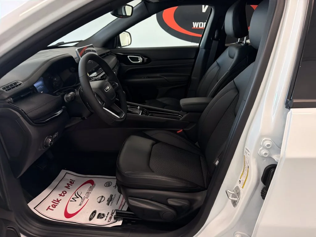 New 2027 White Jeep Latitude image 10