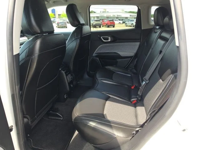 Used 2022 White Jeep Latitude image 14