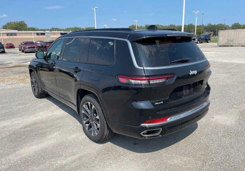 Used 2025 Diamond Black Crystal Pearlcoat Jeep Overland image 3