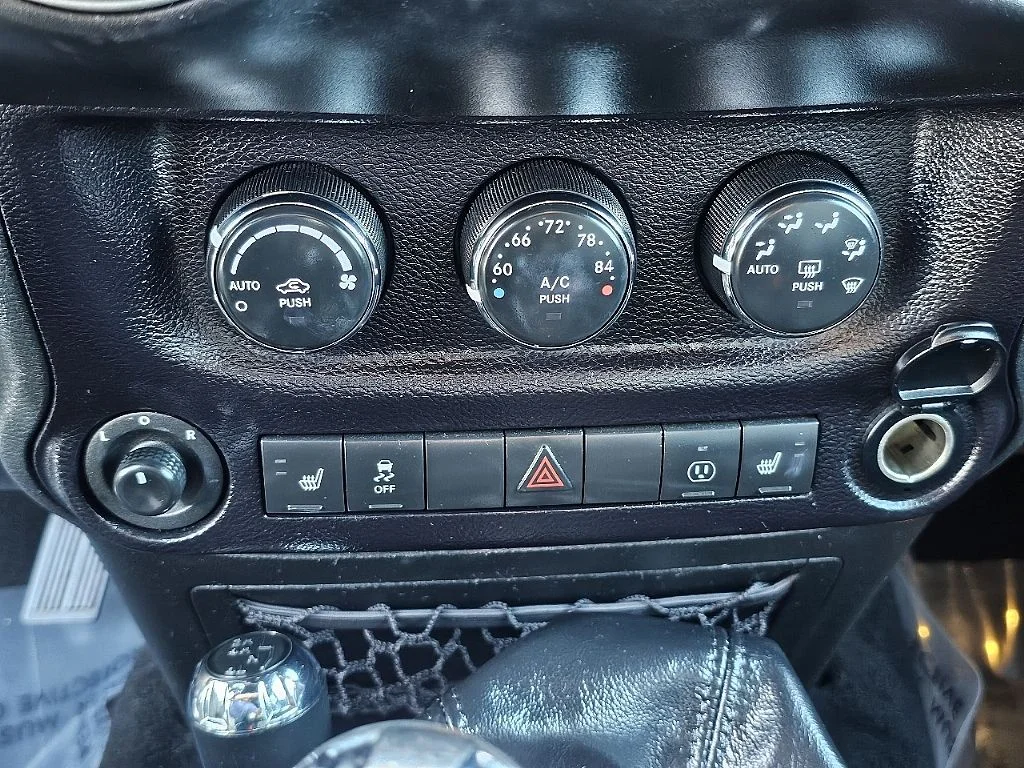 Used 2015 Silver Jeep Unlimited Rubicon image 27