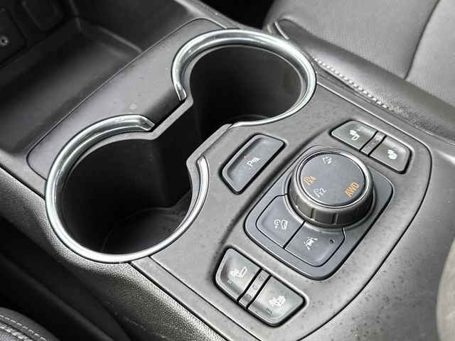 Used 2024 Silver GMC SLT image 28