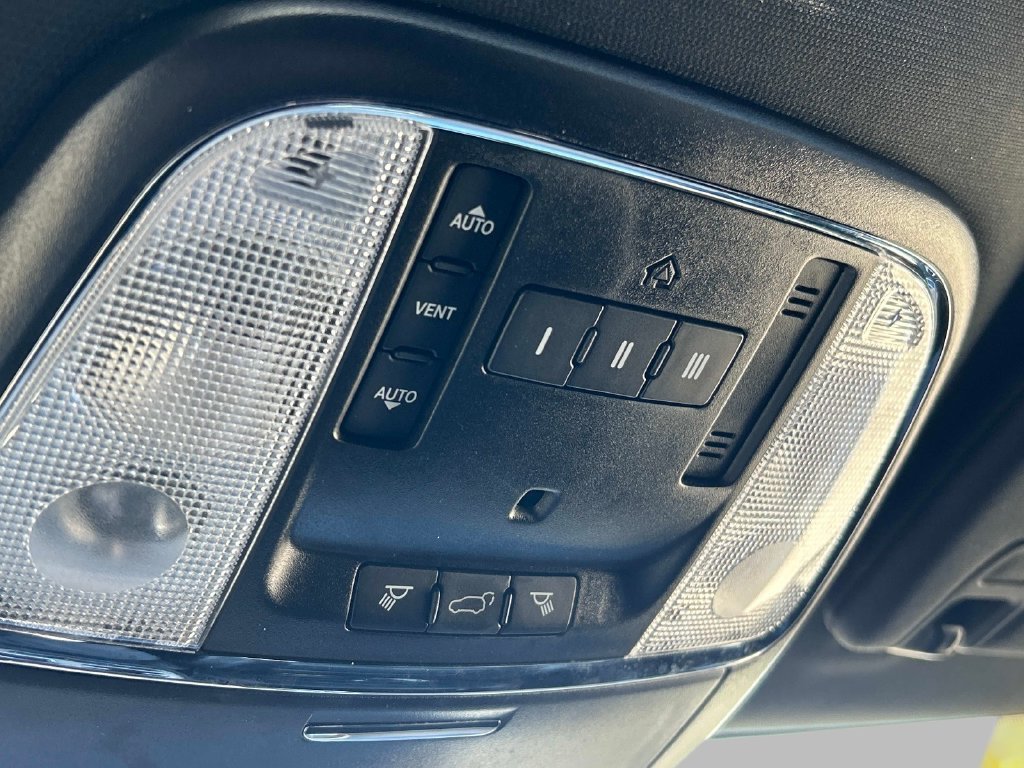 Used 2017 Silver Jeep Limited image 34