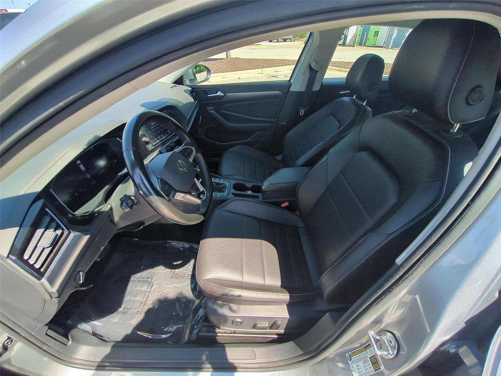 Used 2023  Volkswagen SE image 18