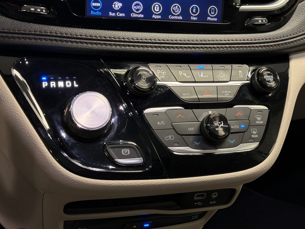 Used 2019 Silver Chrysler Limited image 41