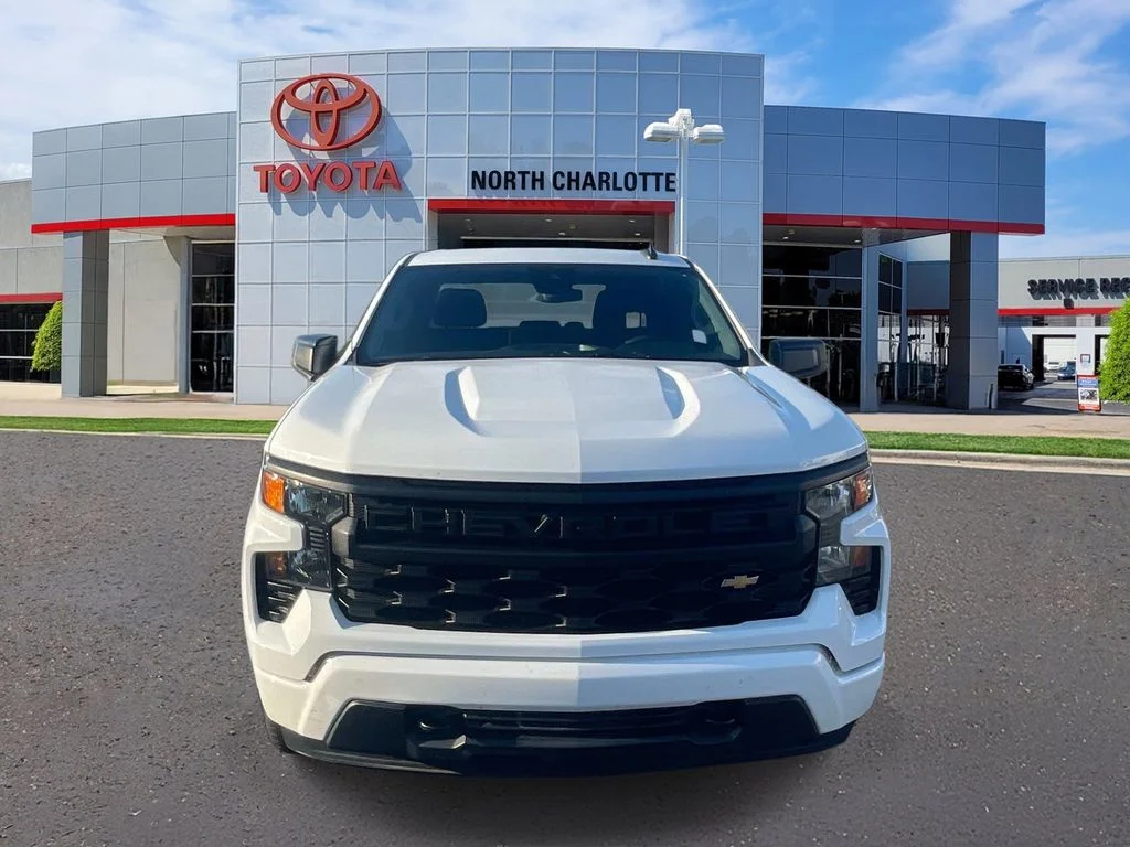 Used 2022 White Chevrolet Custom image 3
