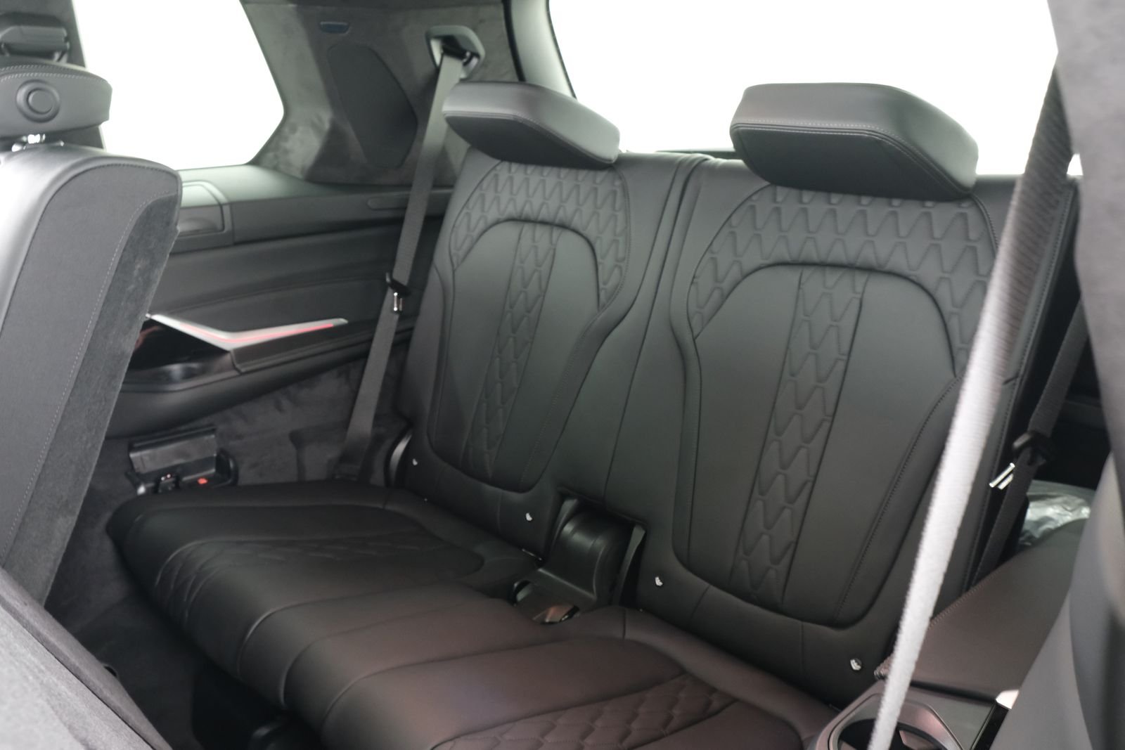 New 2027 Black Sapphire Metallic BMW M60i image 37
