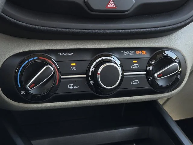 Used 2025 Fusion Orange Kia LX image 17