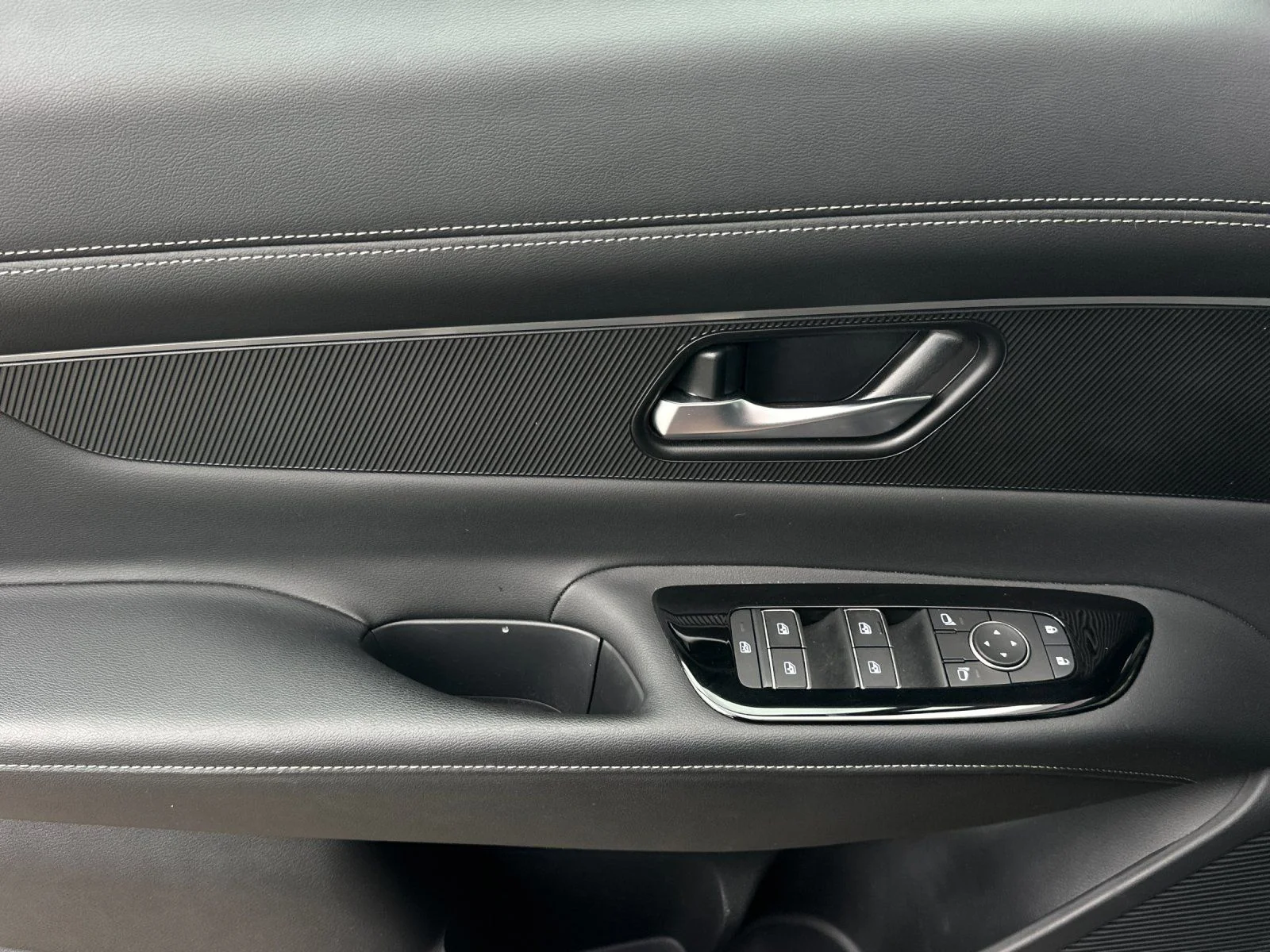 Used 2025 Gun Metallic Nissan SV image 10