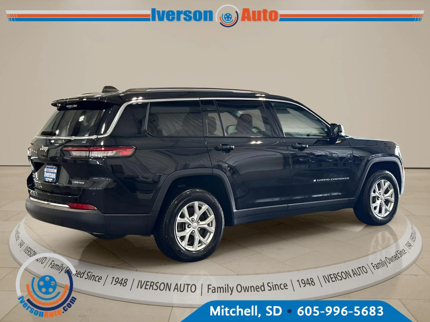 Used 2023 Diamond Black Crystal Pearlcoat Jeep Limited image 9