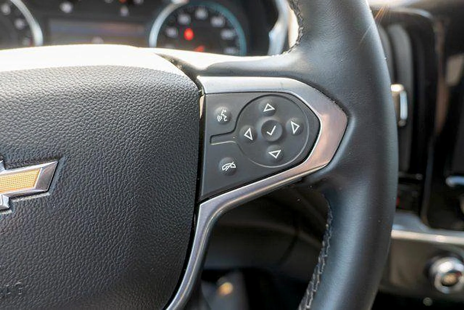 Used 2023 Summit White Chevrolet AWD LT Cloth image 26