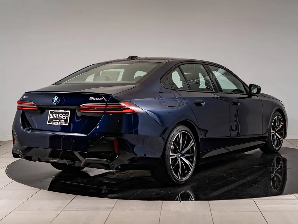 New 2027 Tanzanite Blue II Metallic BMW 550e xDrive image 10