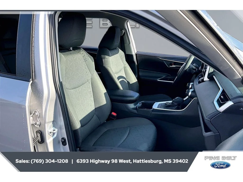2024 Toyota RAV4 XLE - Photo 6