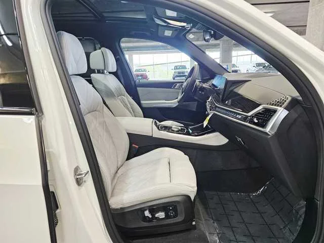 Used 2025 Alpine White BMW xDrive50e image 27