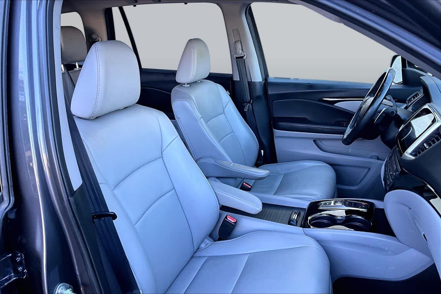 Used 2018 Crystal Black Pearl Honda Touring image 9