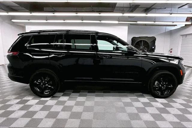 Used 2025 Diamond Black Crystal Pearlcoat Jeep Altitude image 15