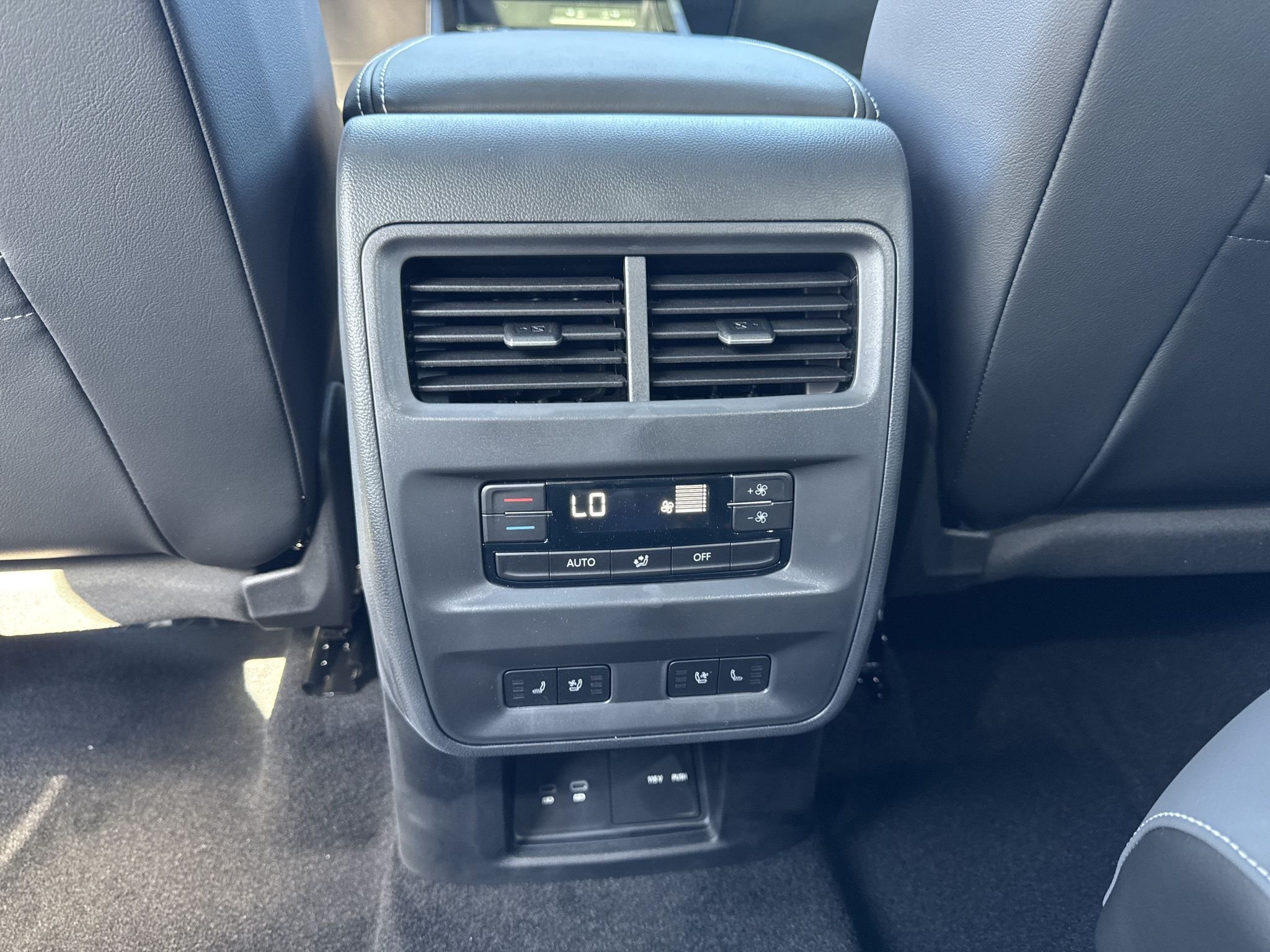 New 2027 SANDSTONE Volkswagen SEL Premium R-Line image 31