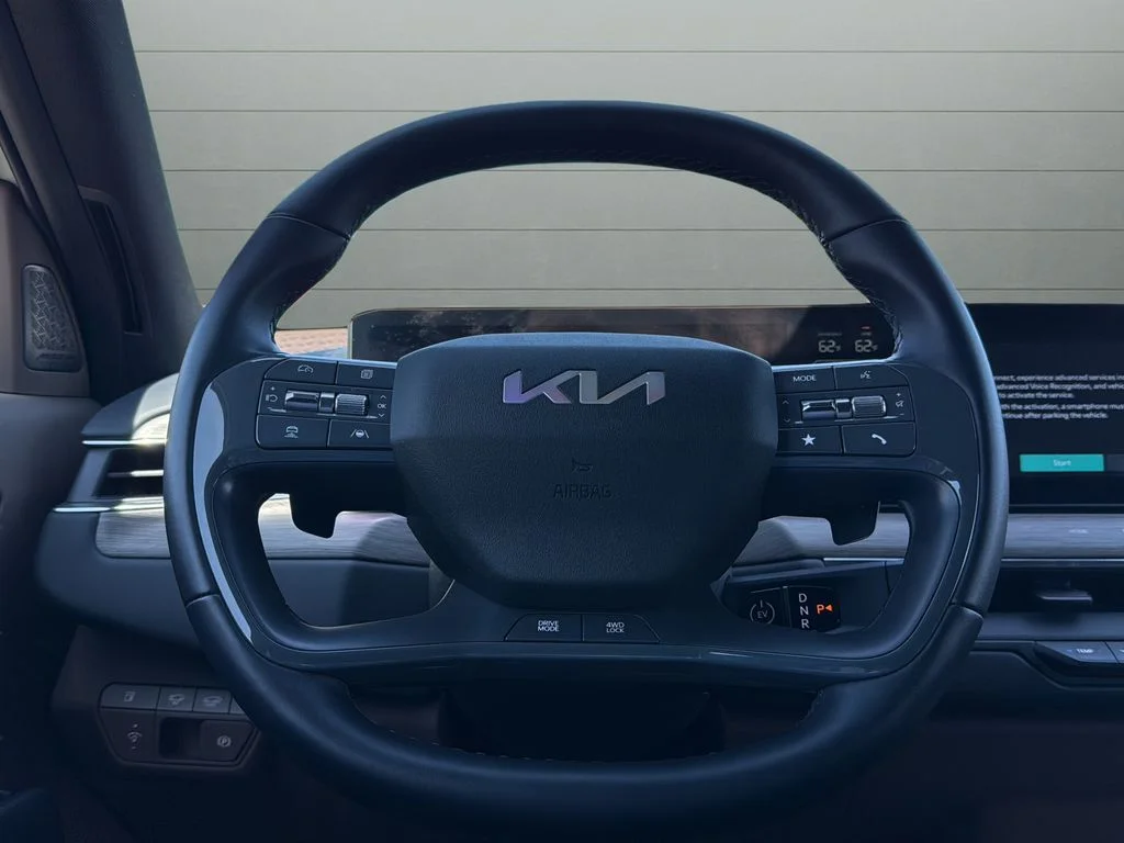 Used 2024 White Kia Land image 25