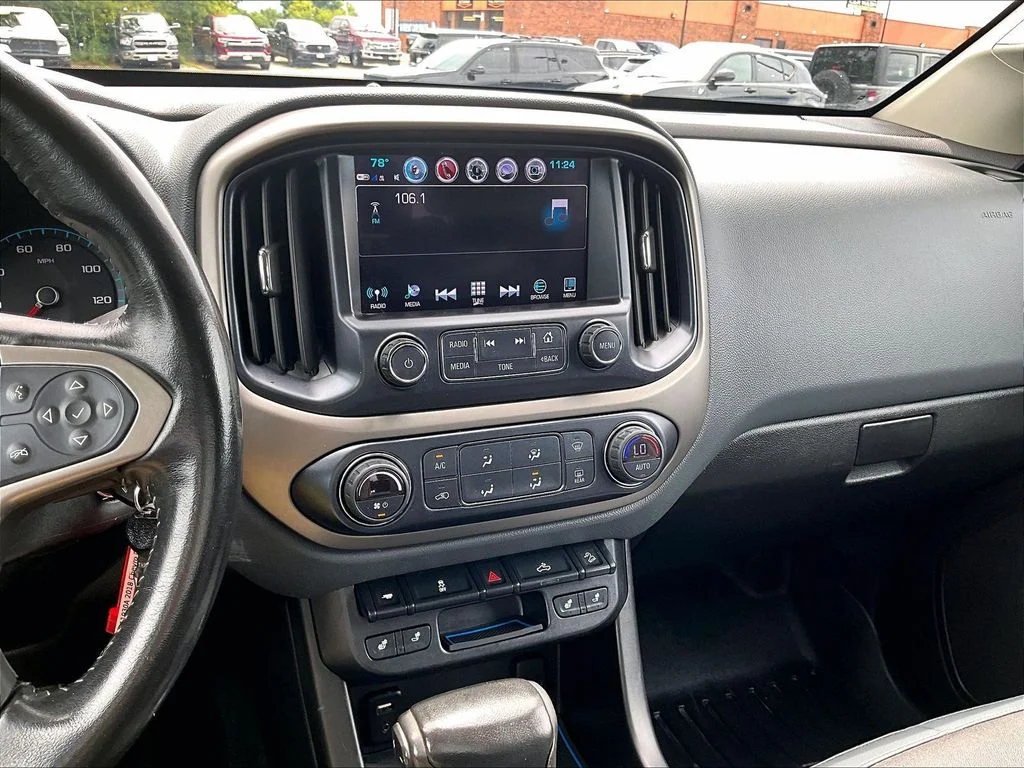 Used 2018 Blue Chevrolet Z71 image 17