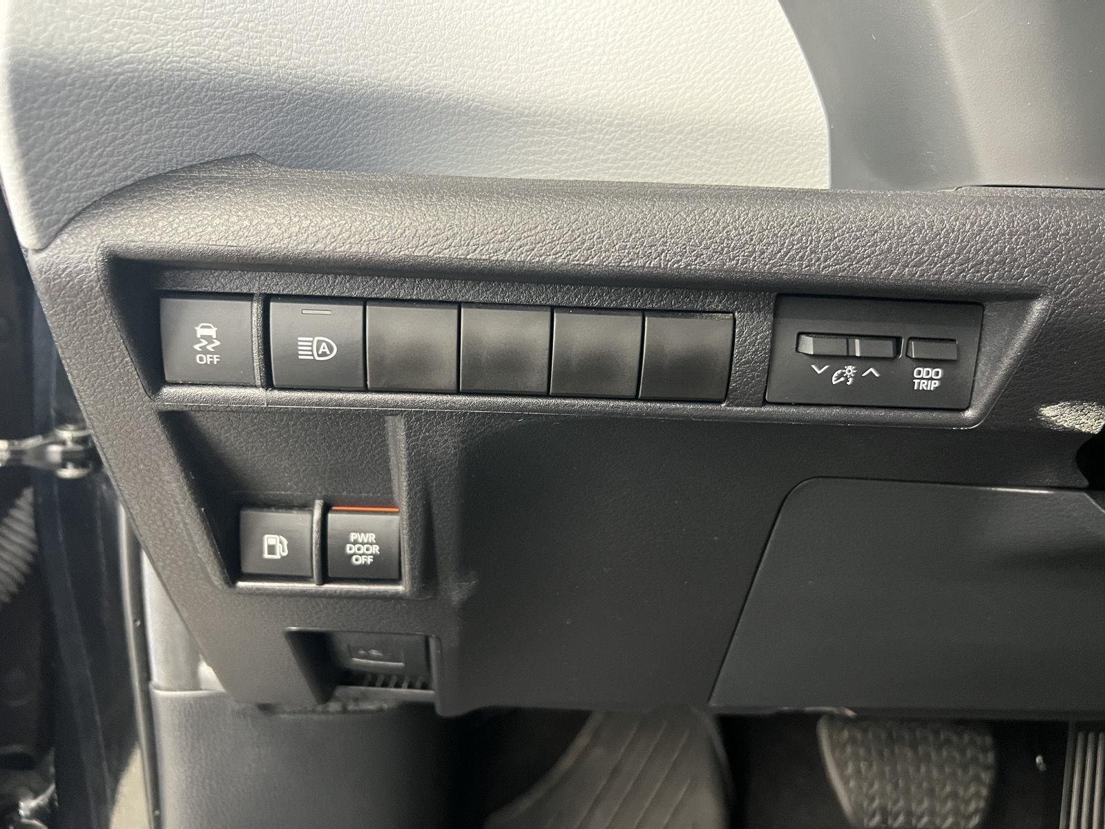 2025 Toyota Sienna LE - Photo 14