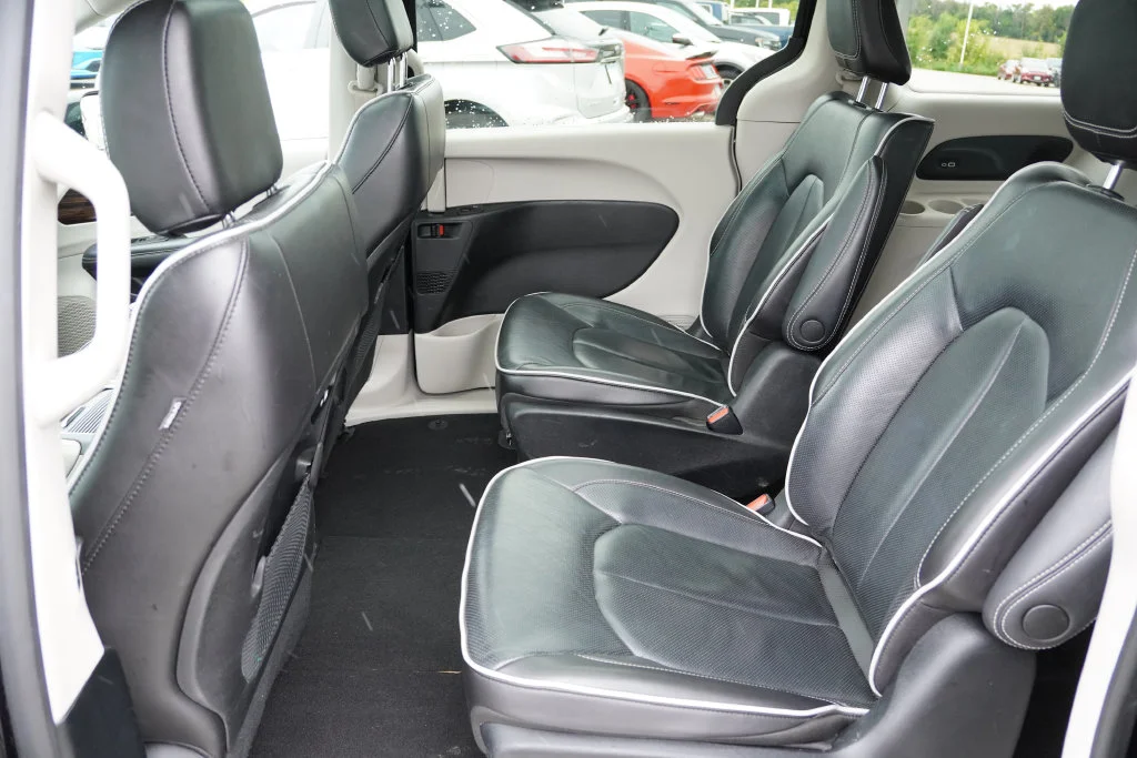 Used 2023 Brilliant Black Crystal Pearlcoat Chrysler Limited image 17