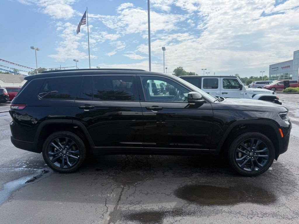 New 2026 Diamond Black Crystal Pearl-Coat Exterior Paint Jeep Limited image 2