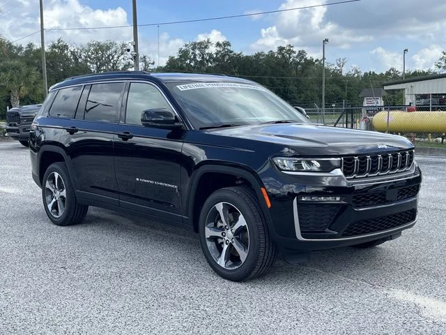 New 2026 Diamond Black Crystal Pearl-Coat Exterior Paint Jeep Limited image 2