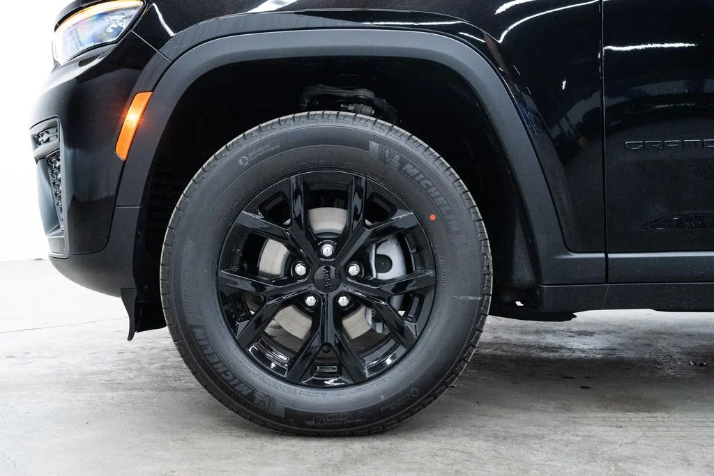 New 2026 Diamond Black Crystal Pearl-Coat Exterior Paint Jeep Altitude image 7
